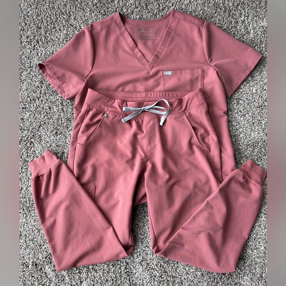 FIGS Scrub Set| Top- L | Bottoms- M
